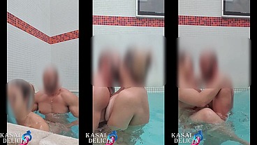 COMENDO A LOIRA CASADA NA PISCINA DO MOTEL