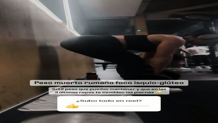 Joven nalgona  haciendo ejercicio