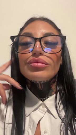 Goth b*tch fulfills your dirtiest dreams 💕💁‍♀️