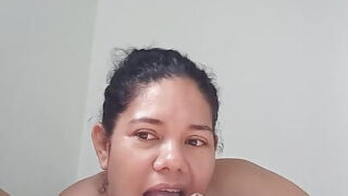 Slutty babe giver en sloppy blowjob, før hun får sit røvhul banket og fyldt med en messy creampie