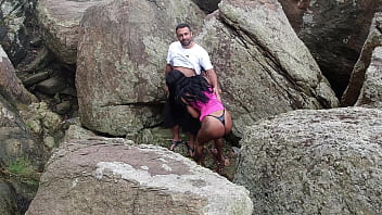 Putaria trans na praia! Bonequinha safada fode casal em p&uacute_blico e leva porra no cuzinho!