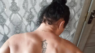 Ein Kerl fickt eine reife europäische Amateur-MILF-Hure und spritzt ihr mit seinem großen Schwanz eine ordentliche Ladung in den Arsch.