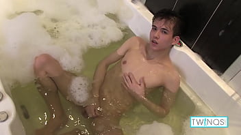 Cute Twinky Dude Named Xander Masturbates After Bubble Bath!