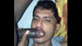 Fui dormir na casa do meu amigo neg&atilde_o e quando ele chegou me botou pra mamar a pica dele e me fez de putinha