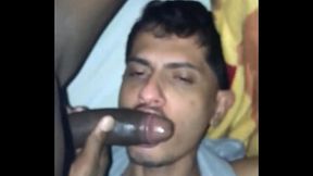 Fui dormir na casa do meu amigo neg&atilde_o e quando ele chegou me botou pra mamar a pica dele e me fez de putinha