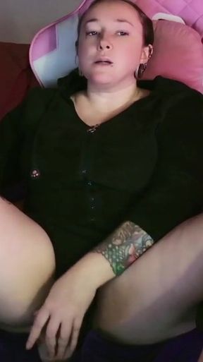 Streamer Girl Fucks Her Pussy with Dildo