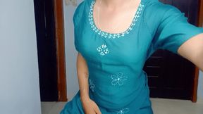 Desi mummy ki pahni huwi dress ko pahan ke maje kiye