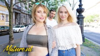 Arteya Dee și Emma Klein se dau rând pe rând să li se fută fundurile de un tip într-un threesome fierbinte