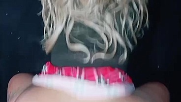 MI NOVIA SE PUSO UNA MINI FALDITA Y UNA LENCERIA MUY SENSUAL PARA QUE LA PENETRARA DELICIOSO