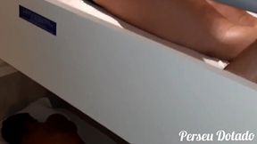 minha madrasta me viu tocando uma e fudeu comigo na beliche .