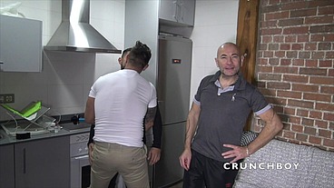 jeuen latino baisé par un mec style daddy poilu