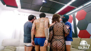 Velkoryse zadek Candy Crush v prádle a punčochách si nechá olizovat kundičku a poté ji v divoké orgii s kouřením a striptýzem šuká