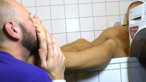 Barefoot guy Thomas in the bath