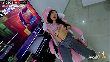 Sexy And Horny Gamer Of Youtube Gets An Amazing Squirting Orgasm - Pissing Leggins