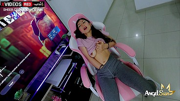 Sexy And Horny Gamer Of Youtube Gets An Amazing Squirting Orgasm - Pissing Leggins