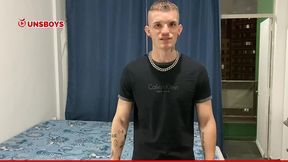 safadinho aceitou o desafio ,bateu punheta e gozou na varanda com vizinhos olhando - completo