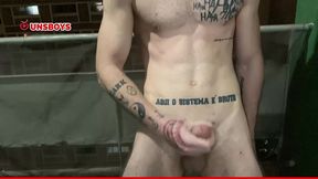 safadinho aceitou o desafio ,bateu punheta e gozou na varanda com vizinhos olhando - completo