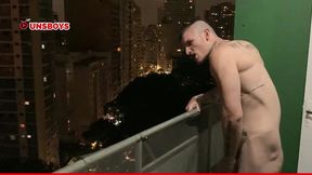 safadinho aceitou o desafio ,bateu punheta e gozou na varanda com vizinhos olhando - completo