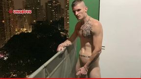 safadinho aceitou o desafio ,bateu punheta e gozou na varanda com vizinhos olhando - completo