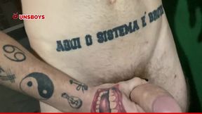 safadinho aceitou o desafio ,bateu punheta e gozou na varanda com vizinhos olhando - completo