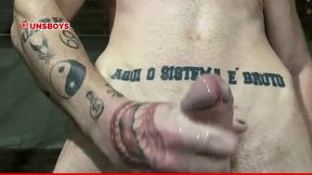 safadinho aceitou o desafio ,bateu punheta e gozou na varanda com vizinhos olhando - completo