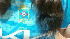 Chicas lesbianas besan y se tocan en el baño público