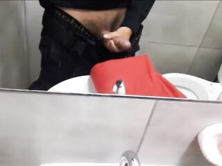 Policía cogiendo mantita