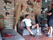 NOS QUEDAMOS SOLOS EN UNA CABAÑA Y MI PADRASTRO ME COGE MIENTRAS MI MAMÁ NO ESTA