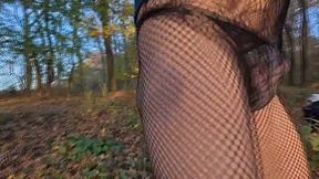 Ladysilva de lingerie sexy andando no mato que bunda gostosa