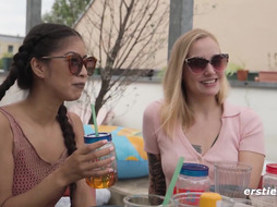 Ersties - Lesbische 4-er Pool-Orgie auf der Dachterrasse