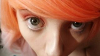 Chubby Mermaid Cosplayer gibt schlampigen POV-Blowjob