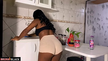 Sexo gostoso com a dona de casa gr&aacute_vida na cozinha, enquanto ela cuida da limpeza. Completo Sheer.com/brunablack)