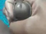 Hombre musculoso se masturba
