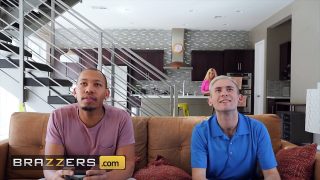 Trio, masturbare manuală &#8211; Bridgette B, cu țâțe mari de culoare, futută anal de Ricky Johnson și Xander Corvus