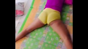 Mi sexy hermanastra toma una siesta en la sala con ropa muy provocativa, no me resisto y le rompo el culo antes de que llegue alguien a casa.