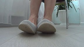 Toe wiggling in soft ballet flats