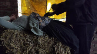 Büyük kalçalı Hintli genç kız, ateşli bir oral seks ve köpek pozisyonunda sert bir şekilde ilişkiye girdikten sonra, bolca anal boşalma yaşıyor.