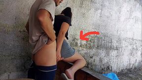 minha esposa saiu e a empregada baixinha gostosa pegou meu pau e colocou dentro dela na &aacute_rea de casa