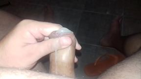 TIOZINHO GOZANDO NO BANHEIRO