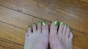 Lime Green Toenail Worship and Toe Wiggling MP4 1080