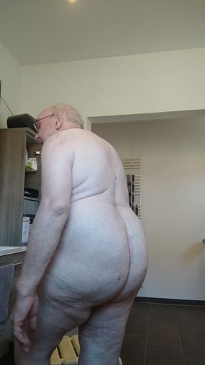 New nude show in the bathroom