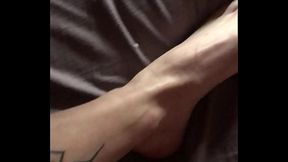 Je me caresse sur mes pieds fra&icirc_chement vernis C&rsquo_est tellement intense et...