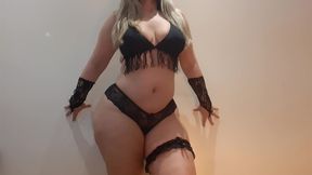 danca sensual de calcinha de renda preta e mostrando o cuzinho piscando/sensual dance in black lace panties