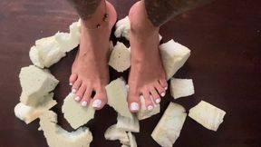 Aplastando espuma con mis pies sexys