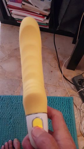 YELLOW DILDO