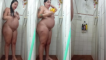 tomando um banho caprichado pra ficar cheirosa e dão um pião