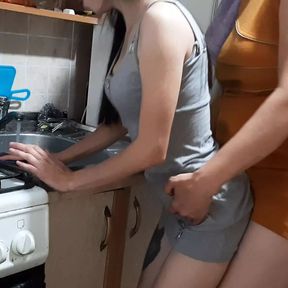 I get fucked by my stepmom while I&#039;m cleaning the kitchen - Lesbian-illusion