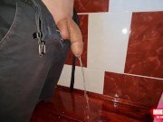 Petite bite non coupée qui pisse