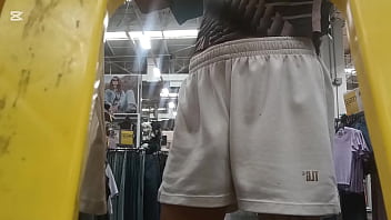 Exhibicionismo masturbandome en una tienda