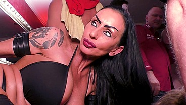 DEUTSCHE GOTHIC-MILF SIDNEY AO-GANGBANG